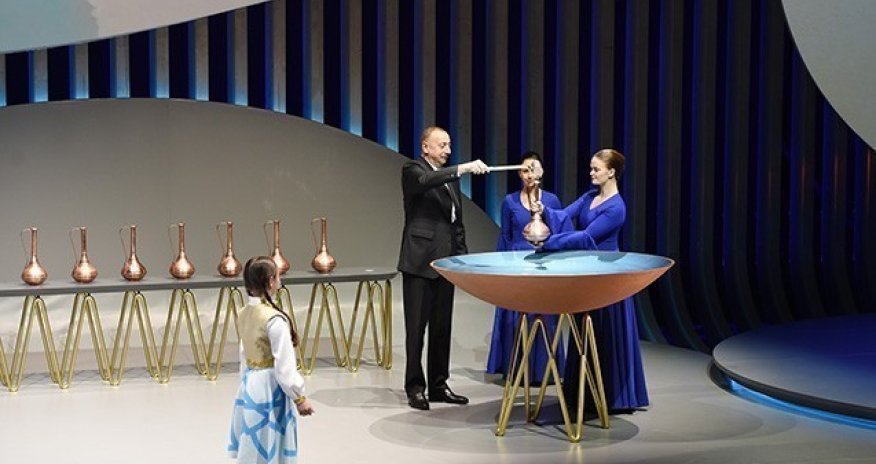 İlham Əliyev suyu uşaqlara ötürdü