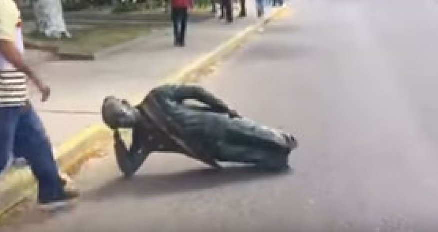 Демонстранты разрушили памятник Уго Чавесу