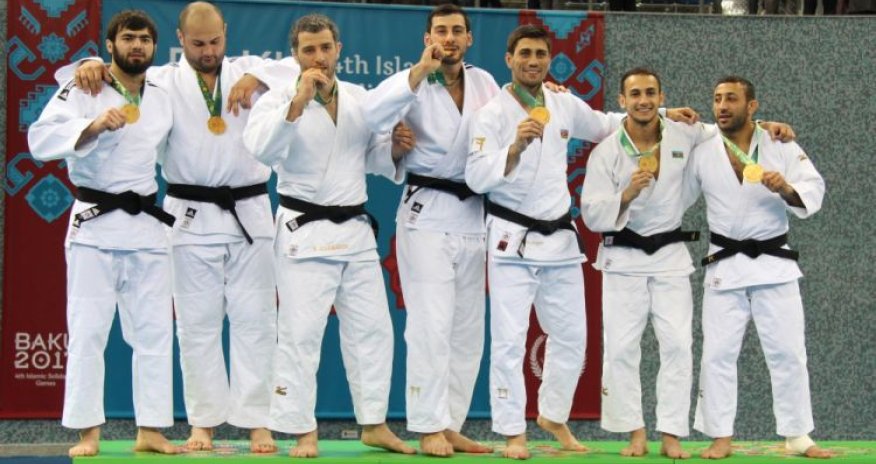 Prezident idmançılara medalları təqdim edib