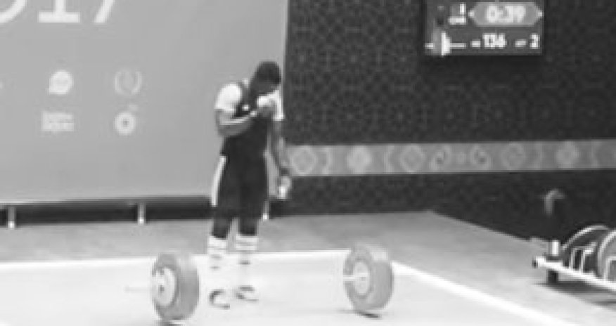 На Исламских играх в Баку штангист перекрестился  - ВИДЕО