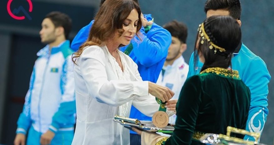 Ona qızılı Mehriban Əliyeva verdi - FOTOLAR