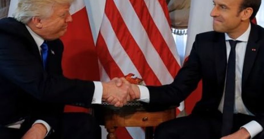 Трамп и Макрон: кто выиграл битву рукопожатий - ВИДЕО
