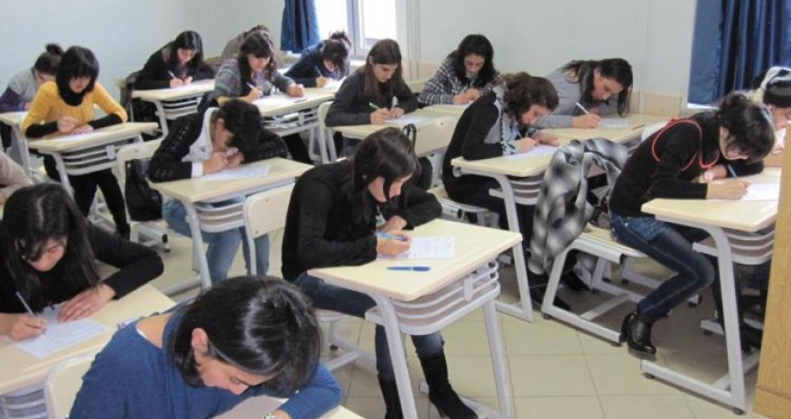 Abituriyentlər sınaq imtahanı verir