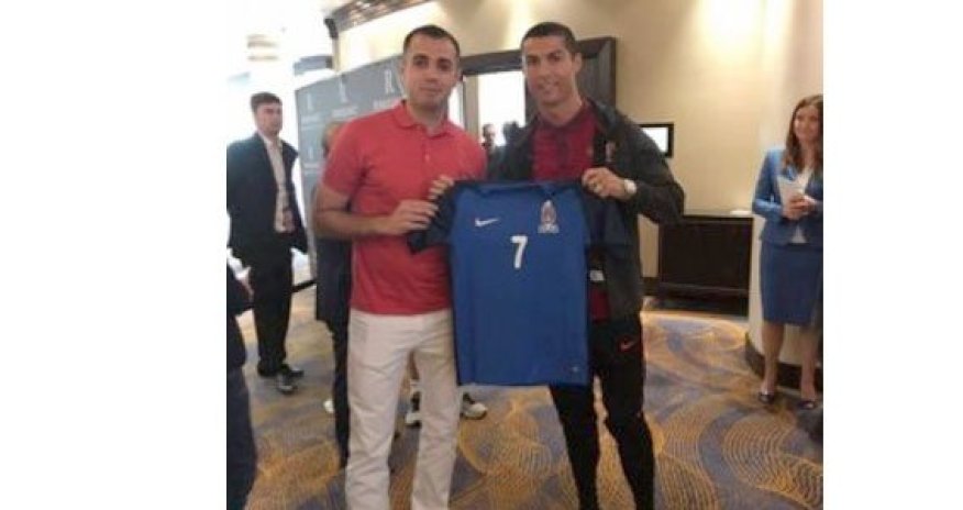 Kriştiano Ronaldoya Azərbaycan yığmasının forması hədiyyə edildi