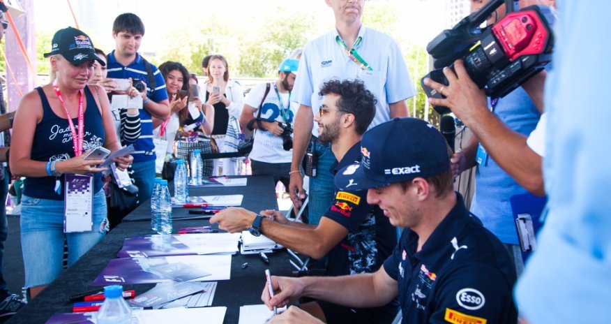 Пилоты Формулы 1  вышли к фанатам - ФОТО