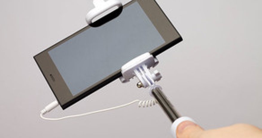 ABŞ-da selfi çəkmək istəyən qız qalereyadakı 200 min dollarlıq eksponatı qırıb - VİDEO