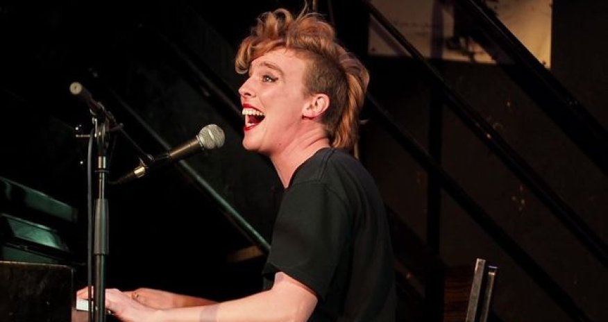 Müğənni səhnədə dünyasını dəyişdi