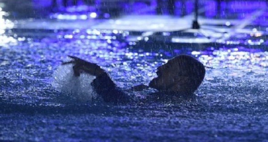 Dima Bilan Bakıda çıxış edərkən hovuza düşdü - VİDEO