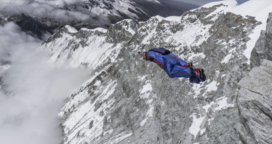Uaskaran dağının zirvəsindən tullanmış ilk insan – VİDEO