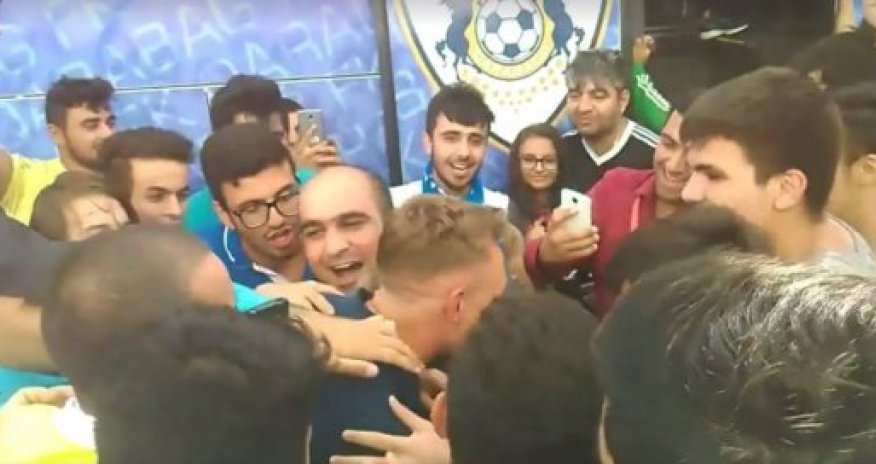 Сотни болельщиков встречали «Карабах» в бакинском аэропорту  - ВИДЕО