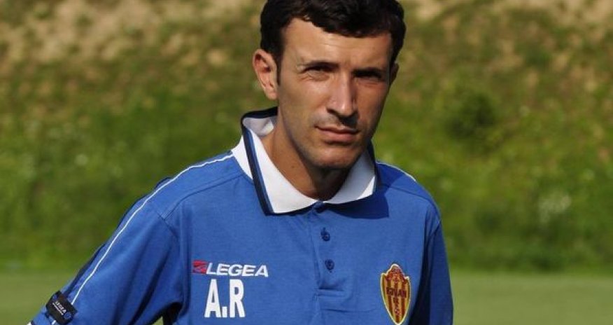 Futbol komandasının baş məşqçisi istefa verdi