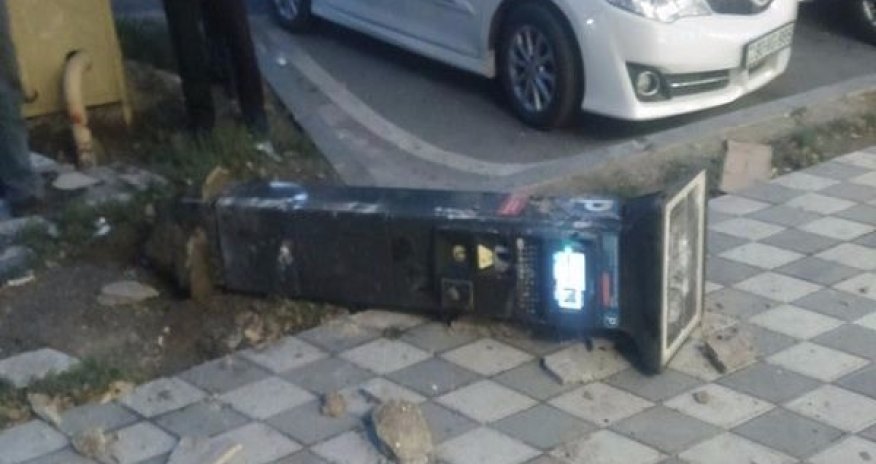 Bakıda sərxoş kişi parkomatı sındırdı - FOTO