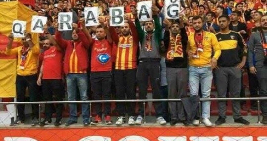 Türkiyə tribunalarında “Qarabağ” plakatı