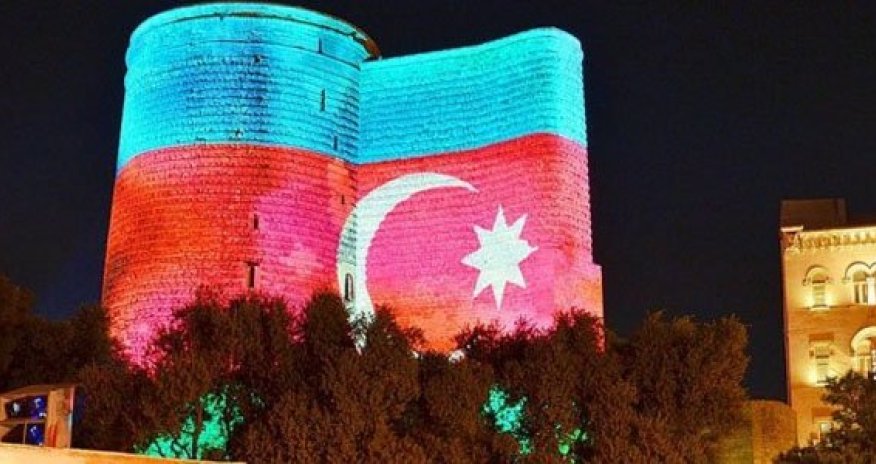 1956-da üçrəngli bayrağı Qız qalasına kimlər sancmışdı?