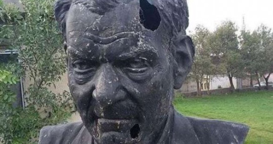 Şair Şəhriyarın büstü təhqir edildi