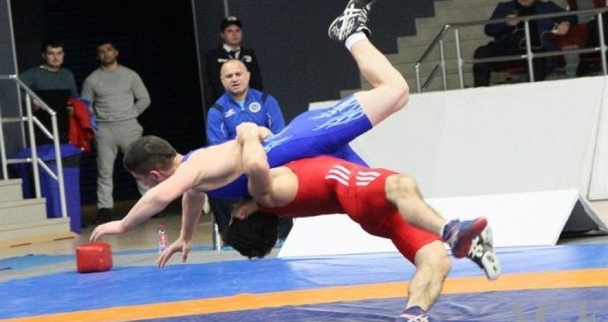 Paytaxtda davada güləşçini bıçaqladılar