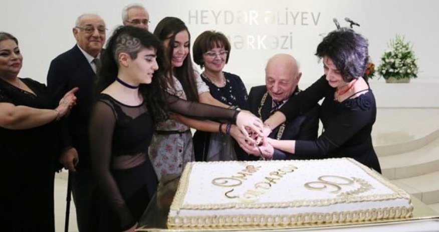 Leyla Əliyeva Ömər Eldarov üçün tort kəsdi
