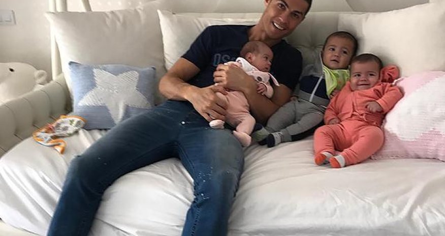 Ronaldonun körpələri ilə yeni fotosu