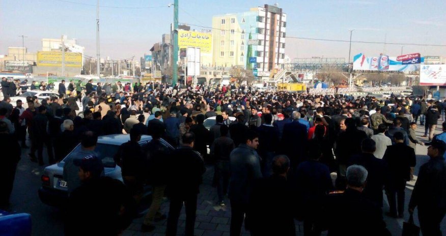 Толпа тегеранцев пыталась прорваться к резиденции аятоллы Хаменеи - ВИДЕО