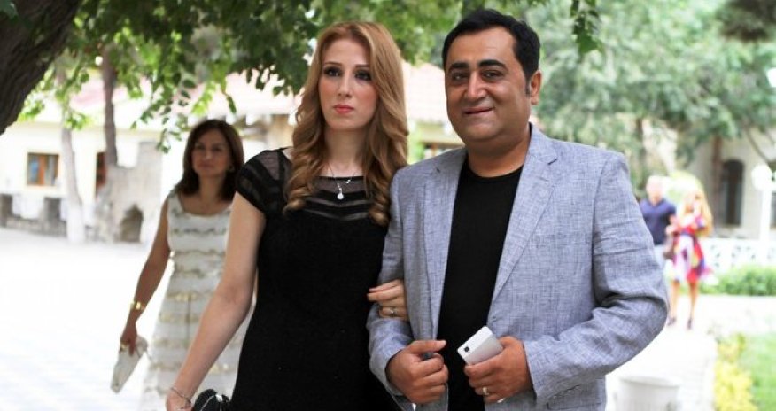 Aparıcı Elgizdən efirdə ilginc hərəkətlər - VİDEO