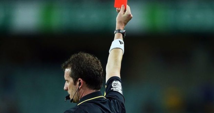 Hakim doqquz futbolçunu meydandan qovdu