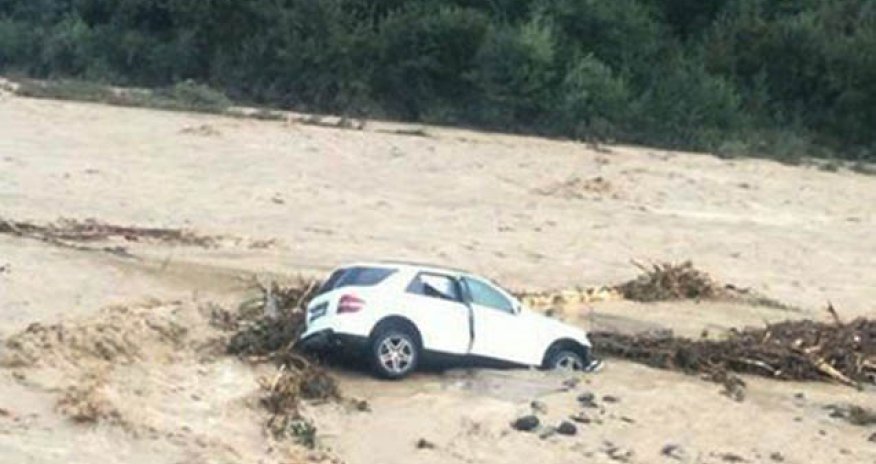 Azərbaycanda çay məcrasından çıxdı - Evlər təhlükədə