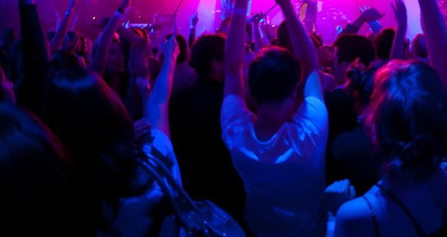 Bakıda məşhur gecə klubunda qızı döydülər