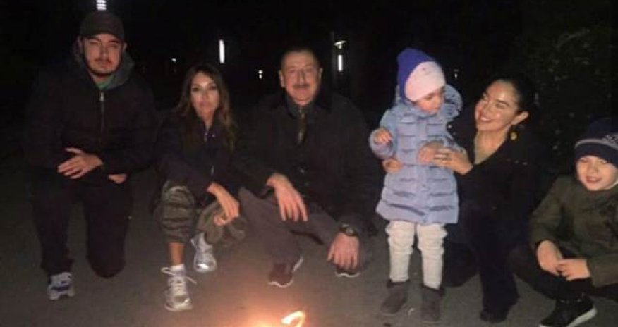 Prezident ailəsi ilə tonqal başında -  FOTO