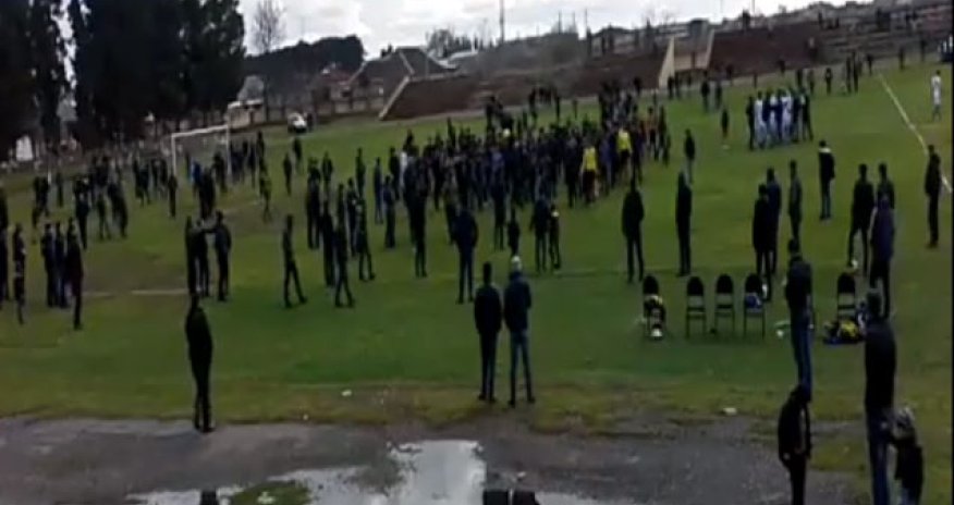 Azarkeşlər stadiona girib hakimi qovdu - VİDEO