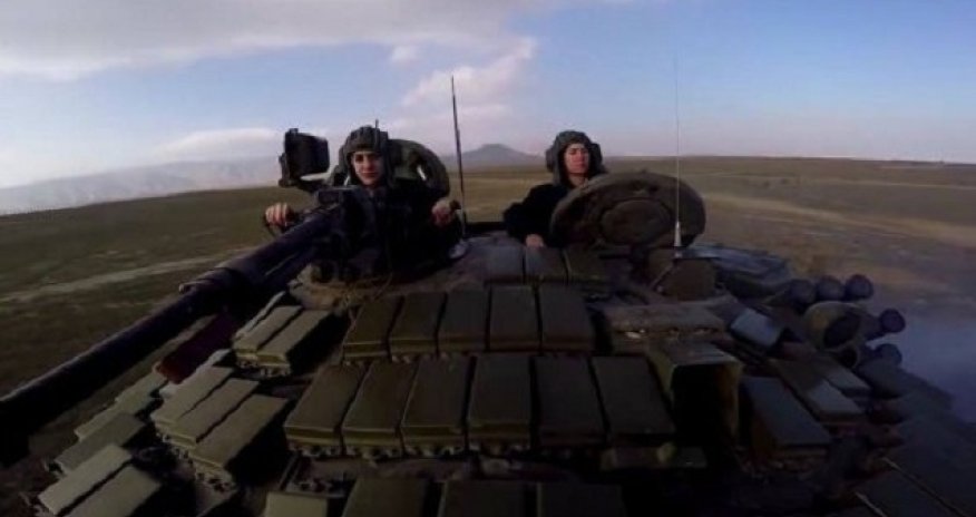 Azərbaycanın tank sürən hərbçi qızları - FOTO