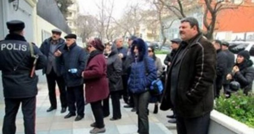 В Баку акция протеста перед посольством США