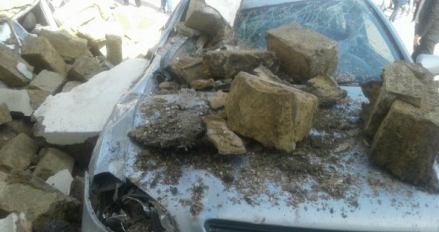 В Баку рухнуло здание: с неба посыпались камни