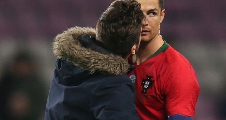 Azarkeş meydançaya çıxıb Ronaldonu öpdü – VİDEO