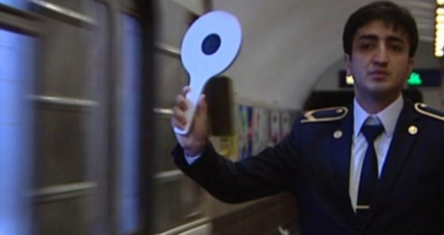 Metropoliten işçisinin səsi eşidənləri heyran edir - VİDEO