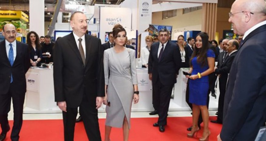Prezident xanımı və qızı ilə sərgidə 
