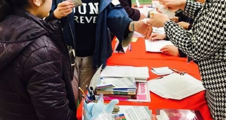 Əməkdar artist qızları ilə səsvermə məntəqəsində - FOTO