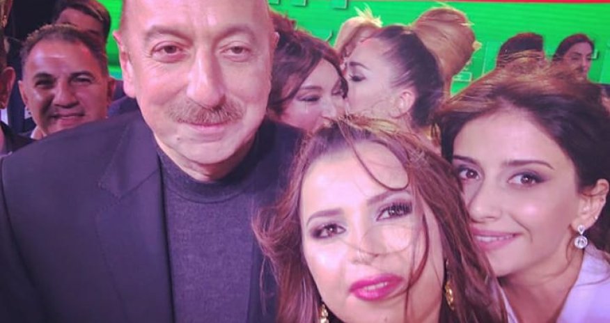 İlham Əliyevlə xanımı sənətçilərlə bir arada - Fotolar