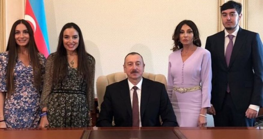 Семья Алиевых в кабинете нового президента Азербайджана