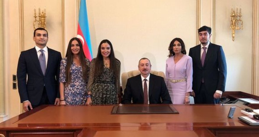 İlham Əliyev iş otağını göstərdi - FOTO