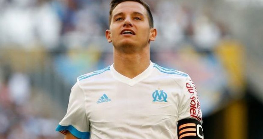 Futbolçu əli ilə qol vurdu – VİDEO