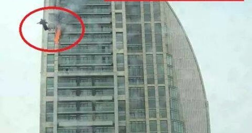 Yanan “Trump Tower”dən bir nəfər özünü atıb - DƏHŞƏTLİ GÖRÜNTÜ