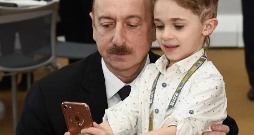 Prezidentlə selfi çəkdirən uşaq kimin oğludur?- Foto