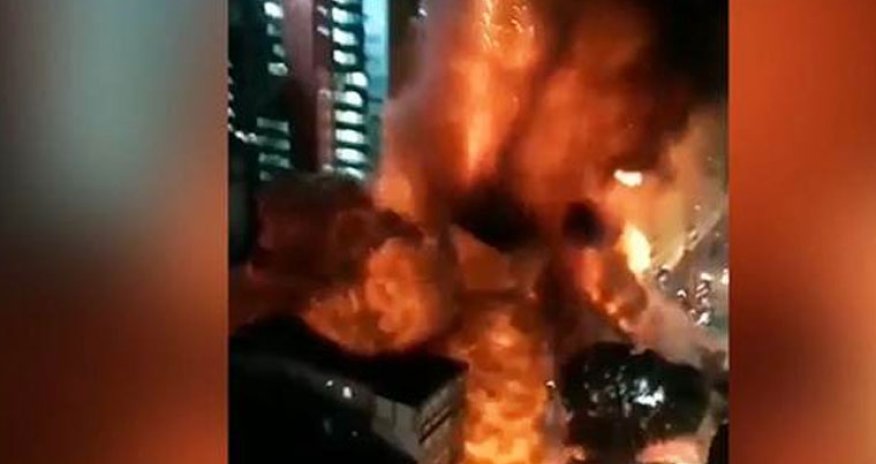 Hündürmərtəbəli bina sakinləri ilə birgə yerə çırpıldı –  VİDEO