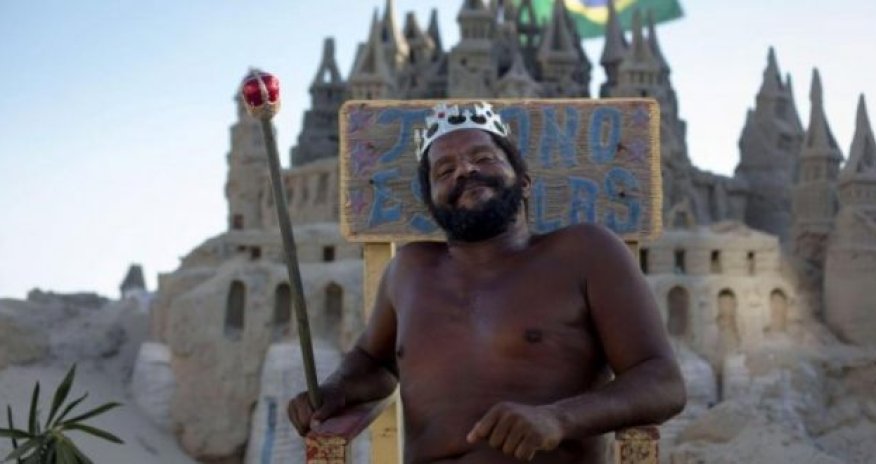 22 ildir qumdan tikdiyi evdə yaşayır – Video