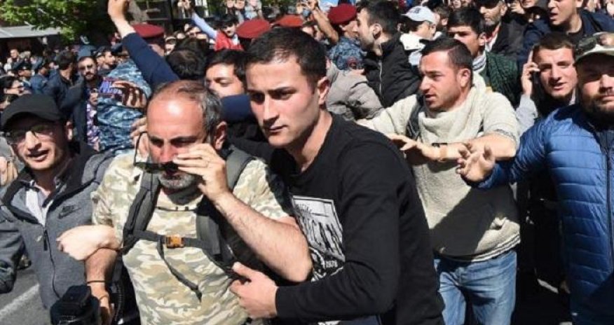 İrəvanda kritik gün başladı: əhali küçələrə axışır