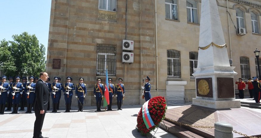 Prezident Cümhuriyyət abidəsini ziyarət edib