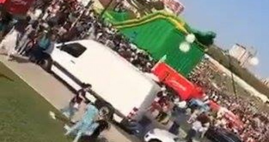 Воздушный шар опрокинулся на детей у Центра Гейдара Алиева  - ВИДЕО