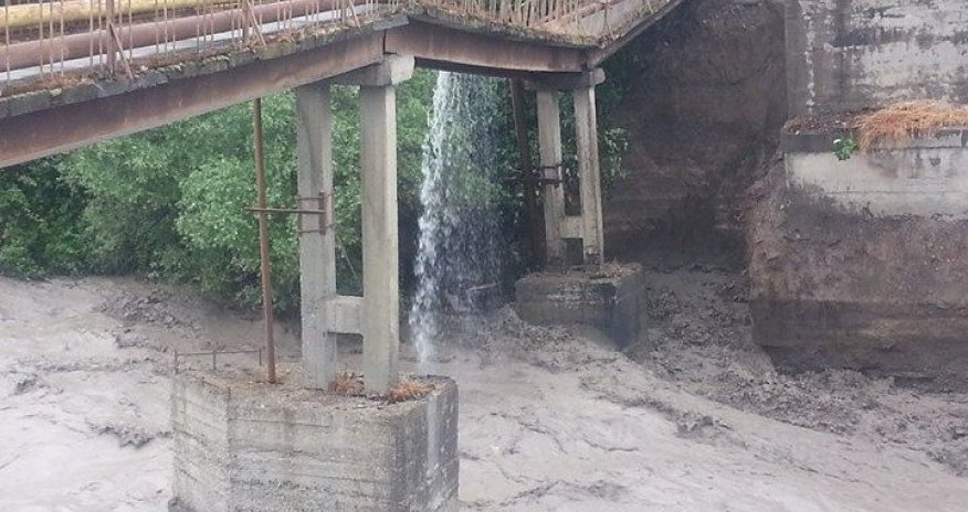 Sel Göyçay çayı üzərindəki körpünü tamamilə uçurub