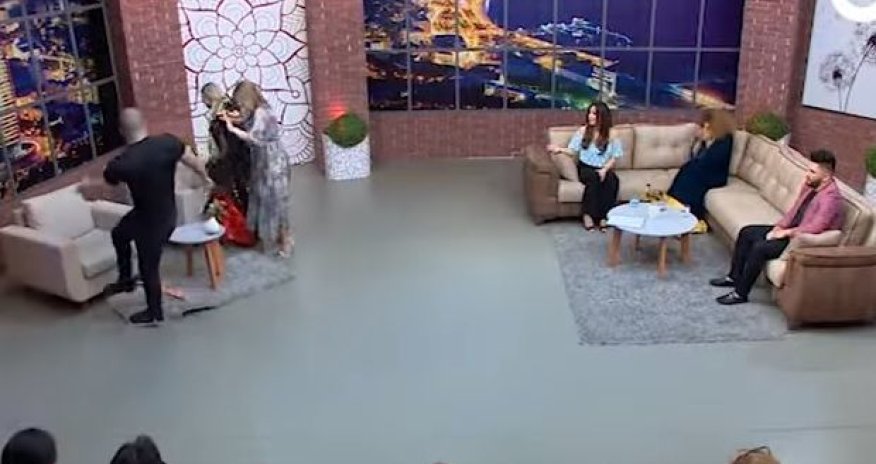 Rəqqasə və idmançı efirdə əlbəyaxa oldu - VİDEO