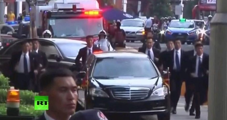 Kim Çen In korteji və mühafizəçiləri ilə güldürdü – Video